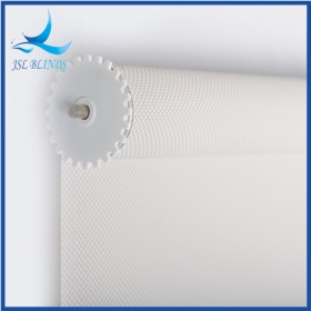 Non-blackout roll up blind-uri