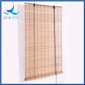 Cârligul instalează blind-urile din bambus